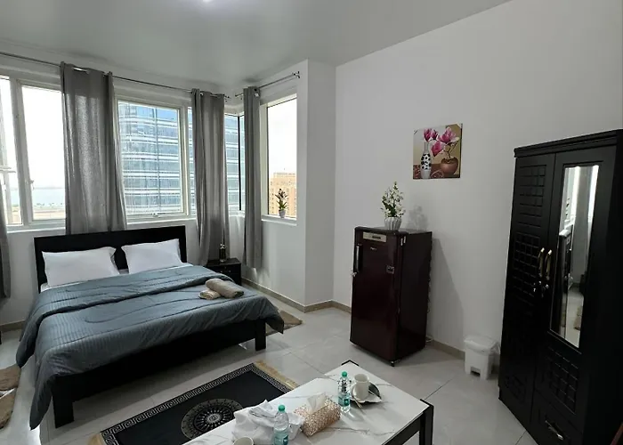 Corniche Street - Extremely Unique Room